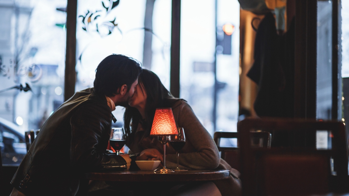 ¿Se debe o no besar en la primera cita? Esto podría generar