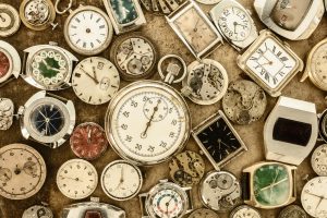 Muchos tipos de relojes sobre una mesa de madera (Getty Images)