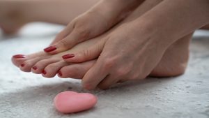 Mujer masajeándose el pie (Getty Images)