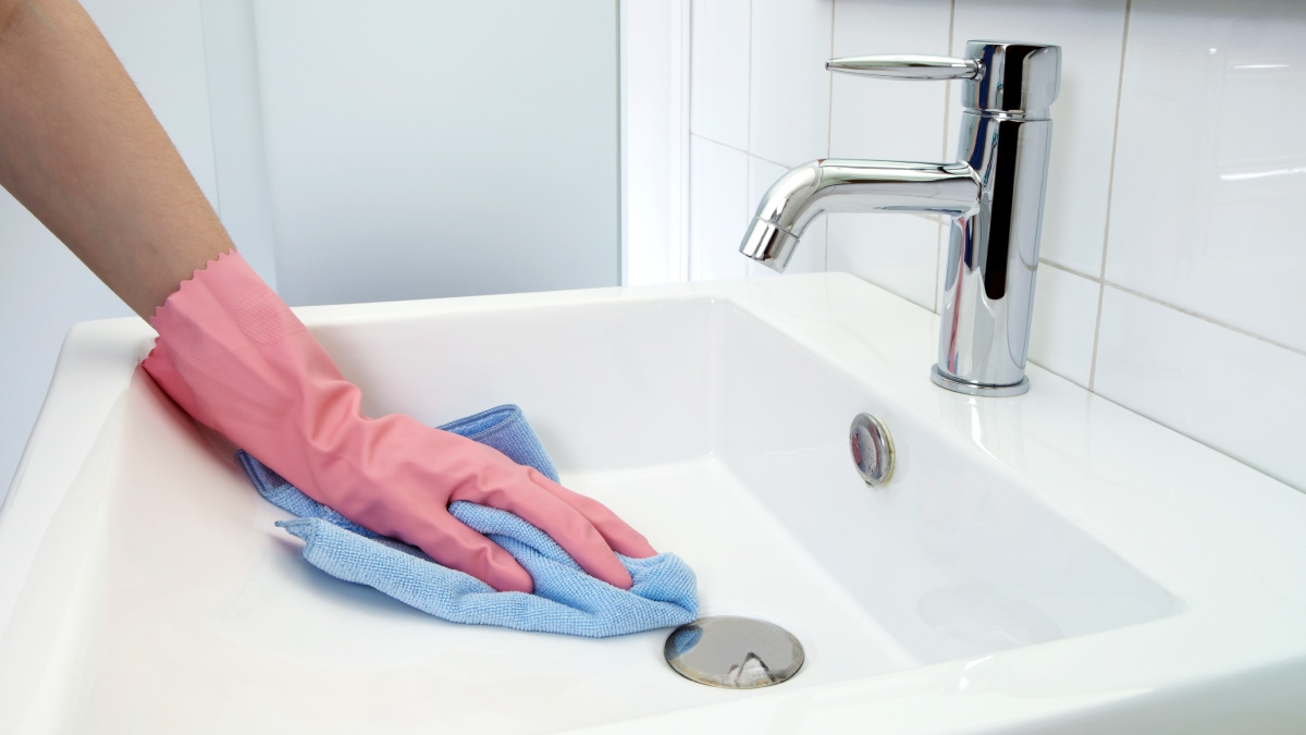 Persona eliminando los malos olores del baño / Foto: GettyImages