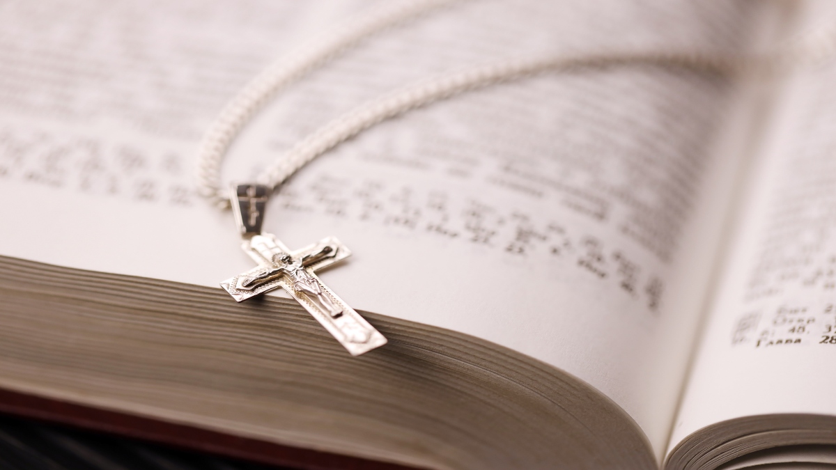 Biblia abierta con una cruz religiosa (Foto vía Getty Images