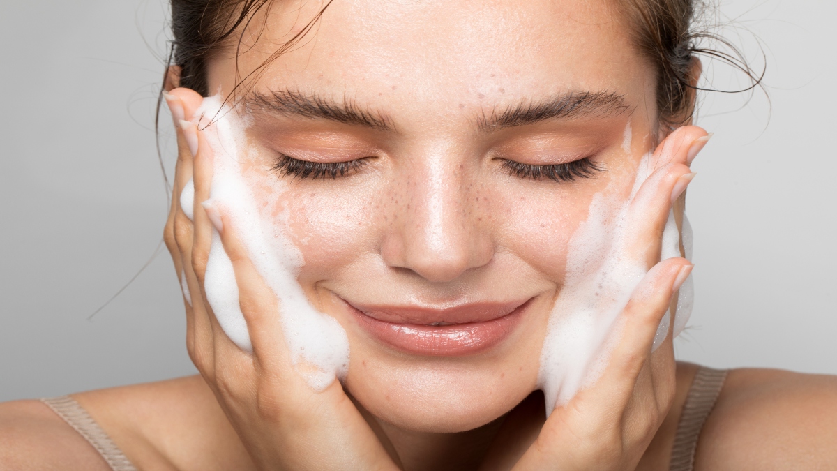 Mujer lavando su rostro con un limpiador (Foto vía Getty Images))