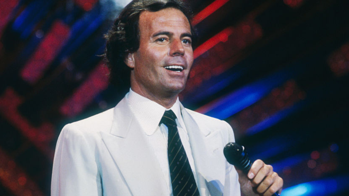 ‘Un Canto a Galicia’, una oda de Julio Iglesia a la nostalgia y las raíces