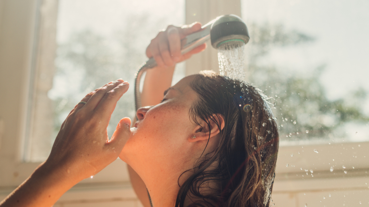 Mujer lavándose el cabello