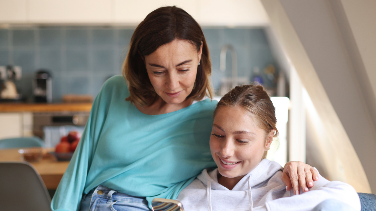 Madre e hija viendo el celular. -Crédito: Getty Images