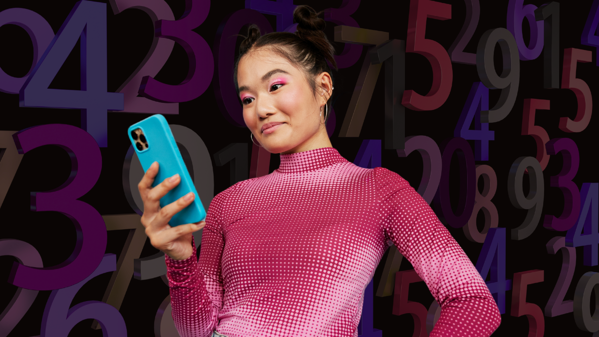 Mujer viendo la pantalla de su celular. Crédito: Getty images.