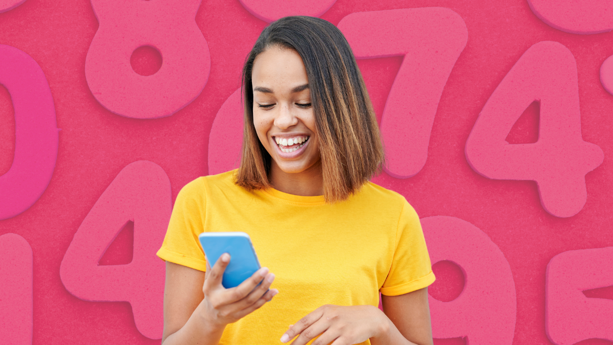 Mujer viendo el celular, con números de fondo. Crédito: Getty images