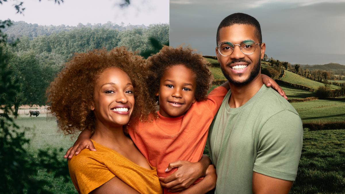 Familia feliz sonriendo y dos paisajes al fondo. Crédito: Getty images.