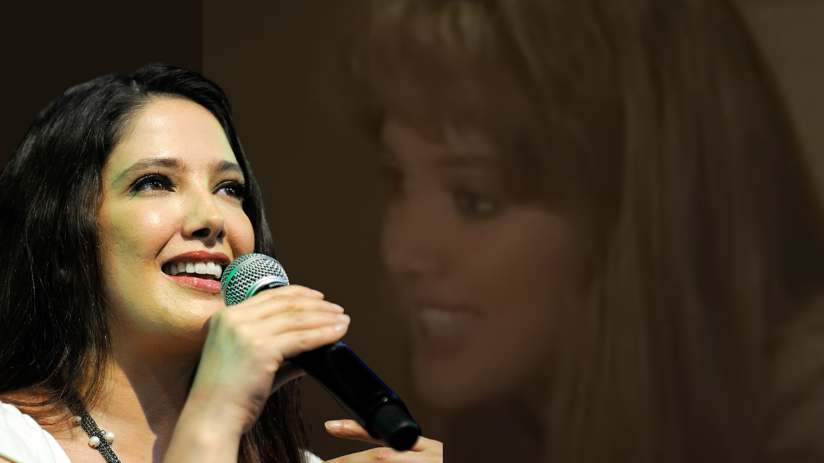 Adela Noriega en un evento hablando. La foto de fondo es una escena. Crédito: Getty images/ Captura 'Dulce desafío'