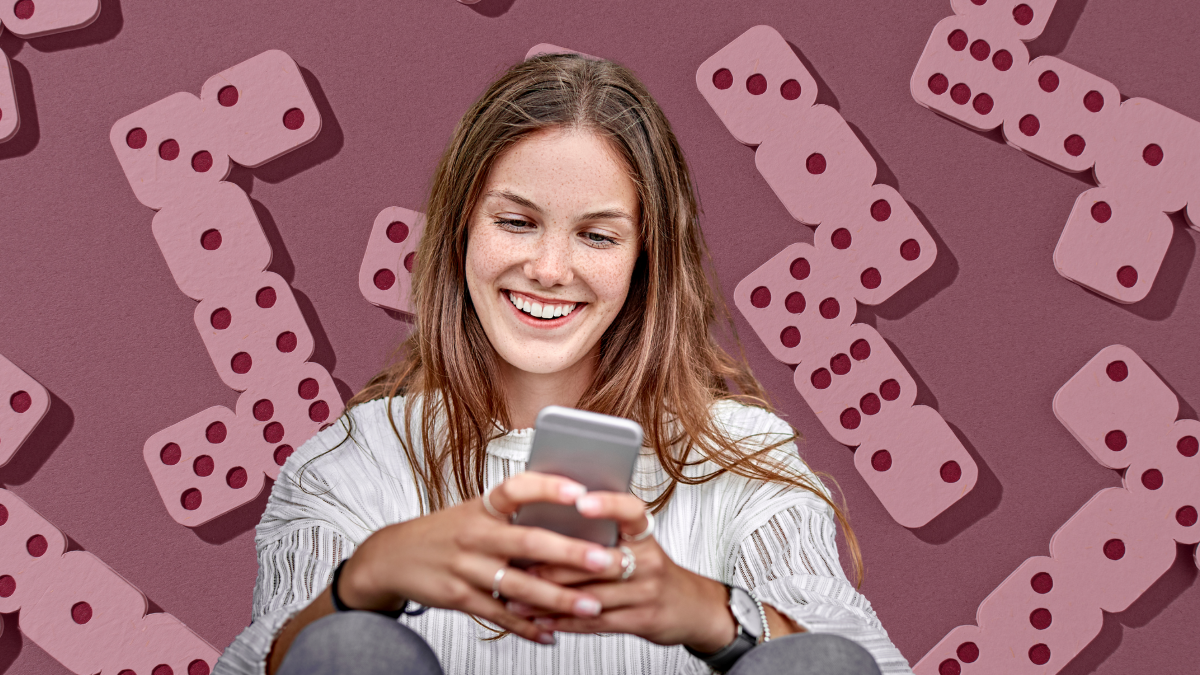 Mujer viendo el celular con números de fondo. Crédito: Gatty Images.