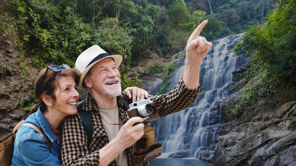 Dos turistas señalando una cascada. Crédito: Getty images.