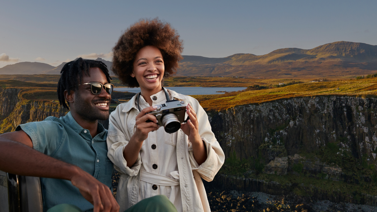 Personas viajando y tomando una fotografía. Crédito: Getty images.