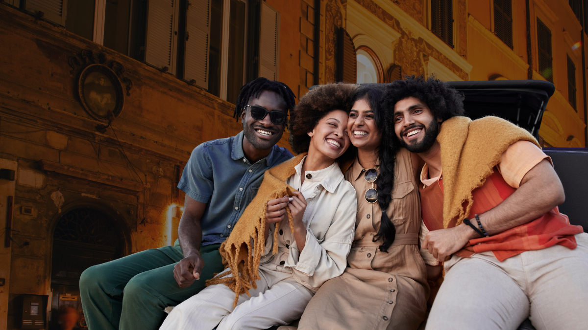Personas felices compartiendo. Crédito: Getty images.