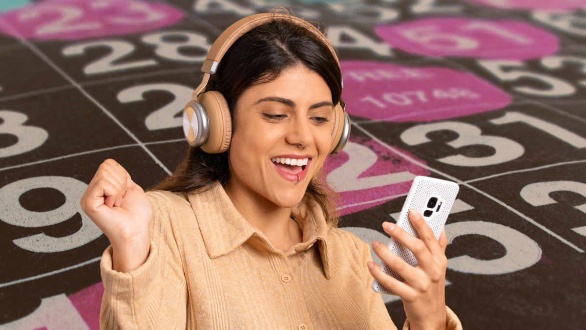 Mujer feliz viendo la su celular. Crédito: Getty Images.