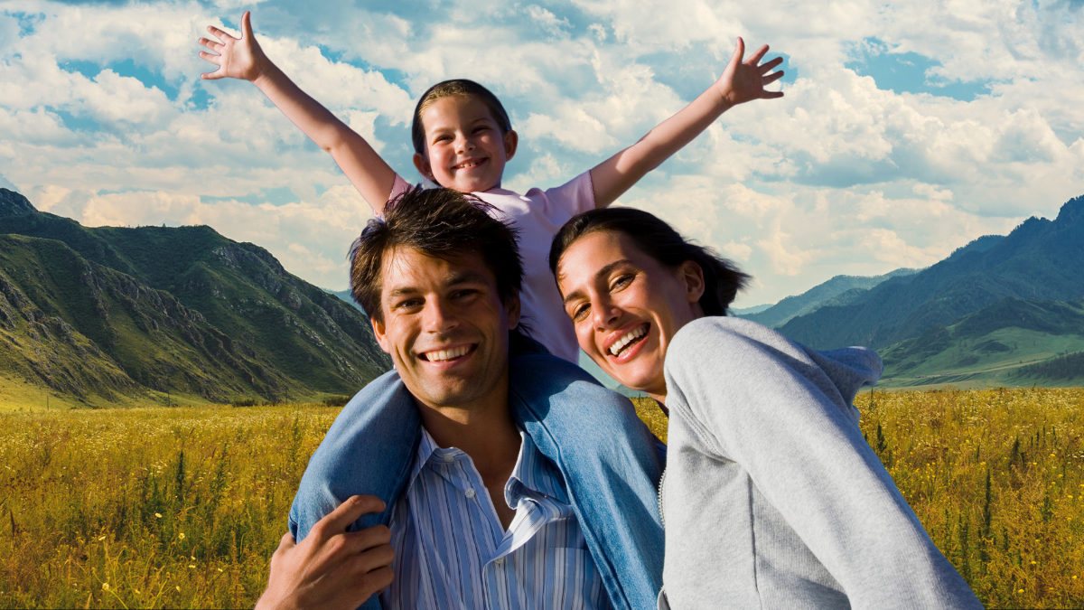 Familia en un divirtiéndose en un en un paisaje. Crédito: Getty images.