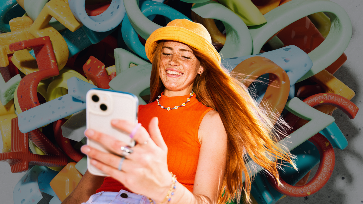 Mujer feliz viendo la pantalla de su celular. Crédito: Getty images.
