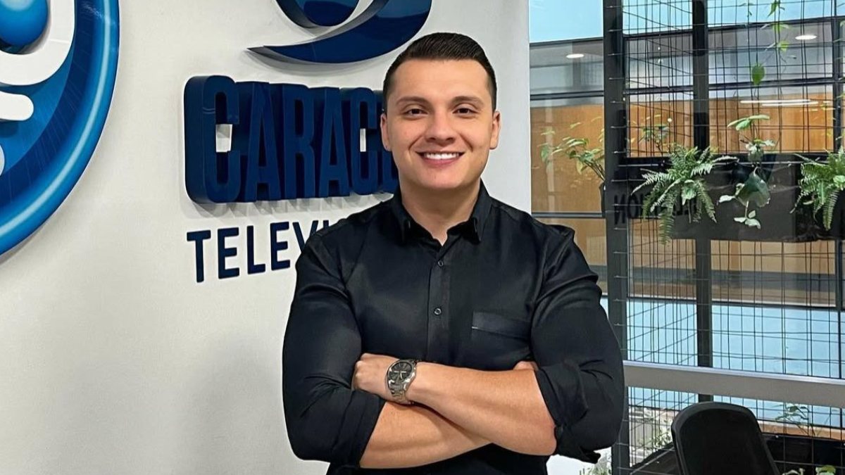 Sebastián Palacios parado al frente de un letrero de Caracol TV- Crédito: Sebaspalaciop