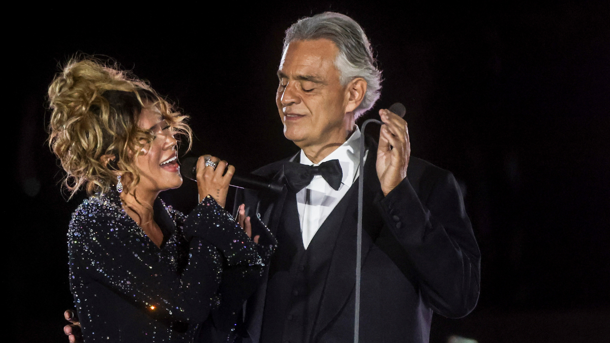 Karol g y Andrea Bocelli en el Vaticano- Crédito:Getty Images