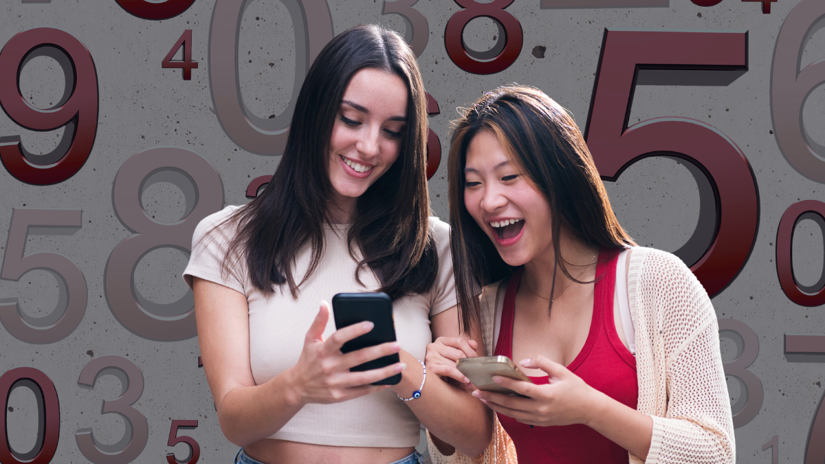 Dos mujeres emocionadas viendo el celular. Crédito: Canva