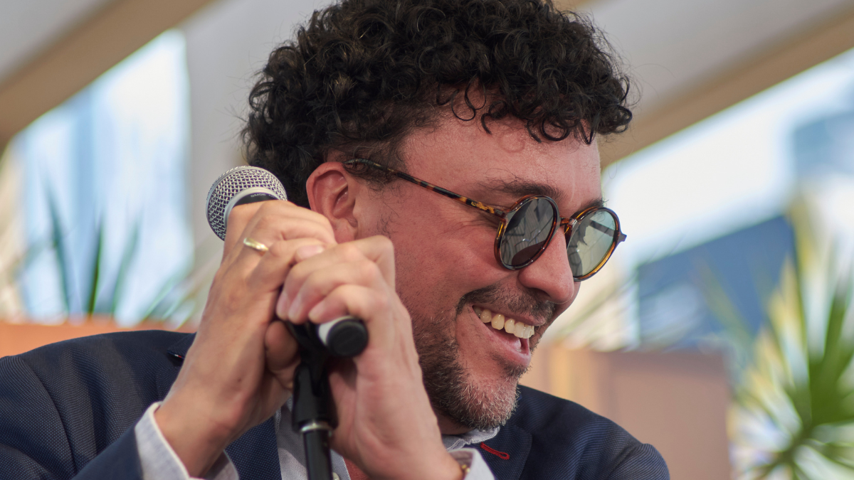 Andrés Cepeda sonriendo junto a un micrófono. Crédito: Getty Images