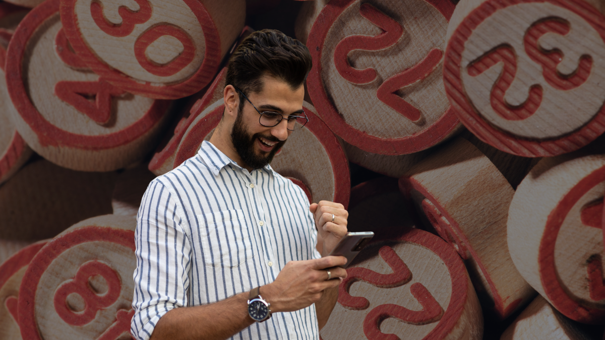 Persona viendo el celular- Crédito:Canva