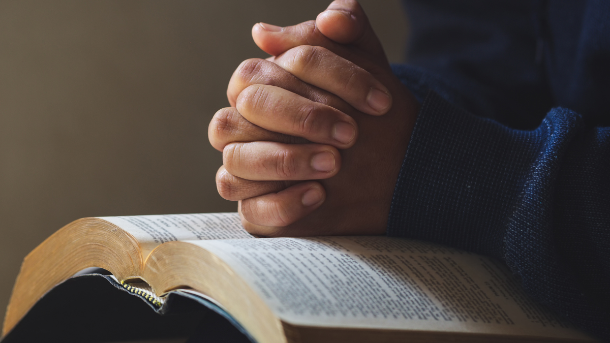 Manos cerca de la biblia- Crédito: Getty Images