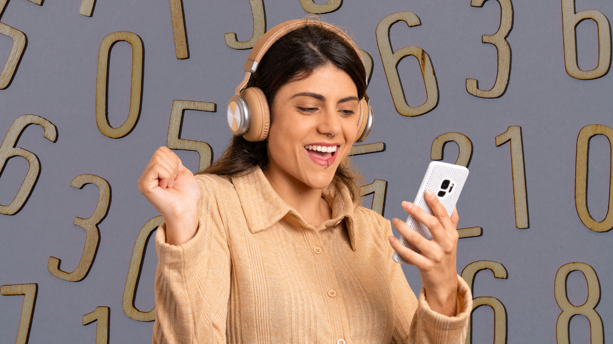 Persona emocionada viendo su celular- Crédito Getty images