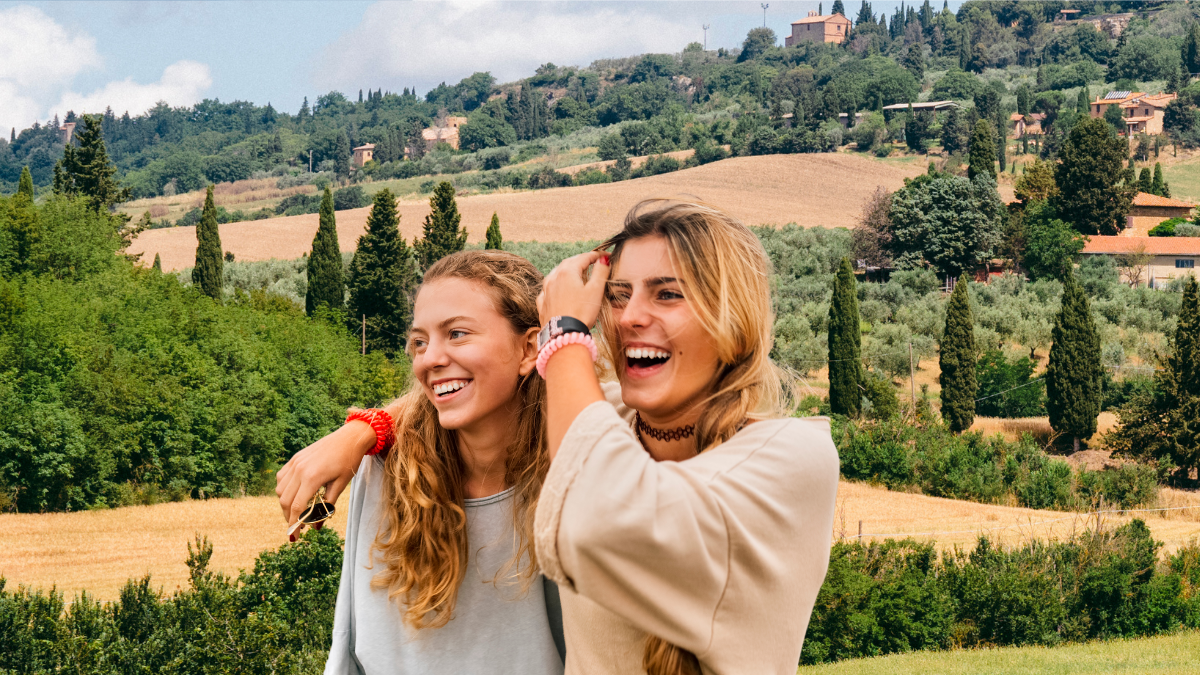 Mujeres felices viendo el paisaje. Crédito: Getty Images