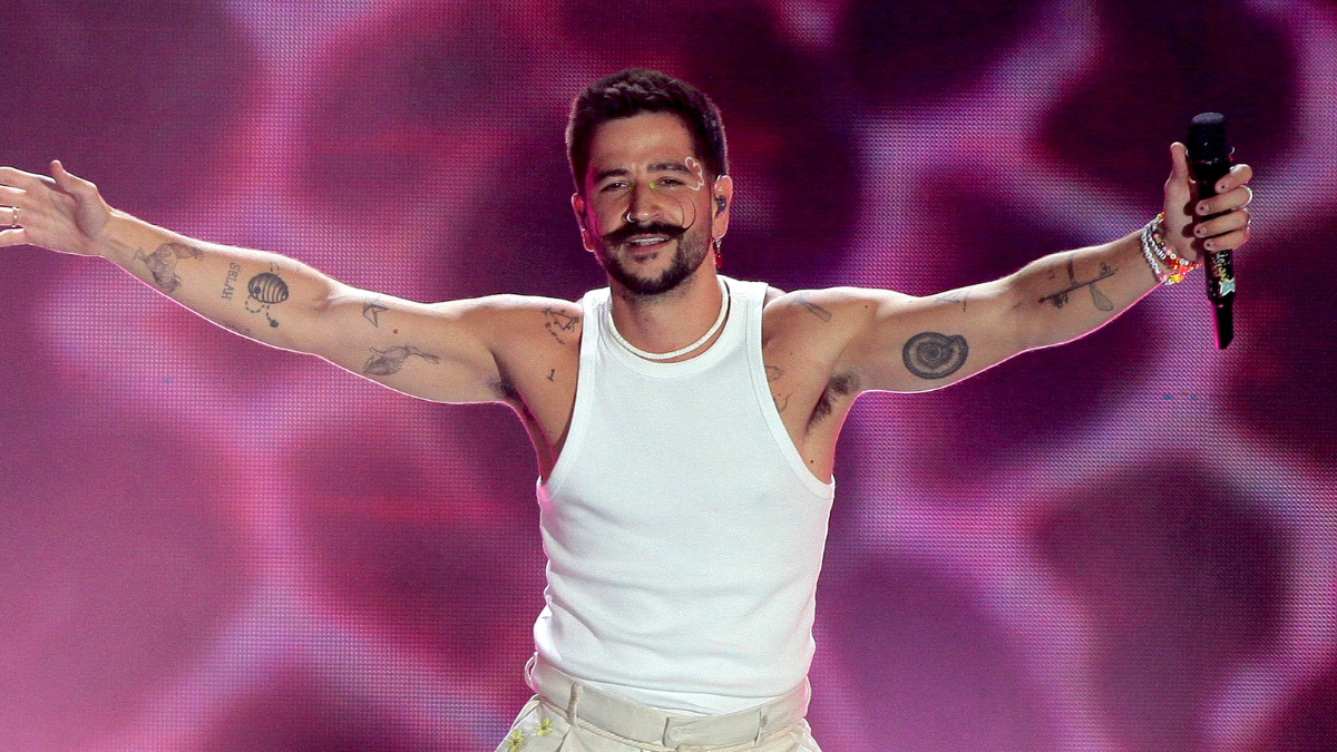 Foto del cantante colombiano camilo en medio de un concierto