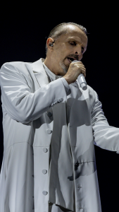 Miguel Bosé en la tarima cantando- Crédito:Getty Images