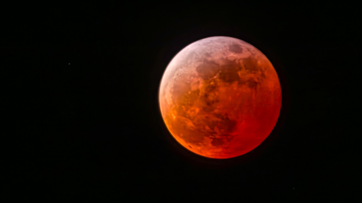 Foto de un eclipse lunar. Luna Roja. Luna de Sangre