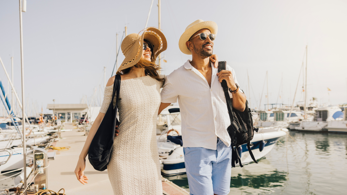 Pareja viajando. | Crédito: Getty images.