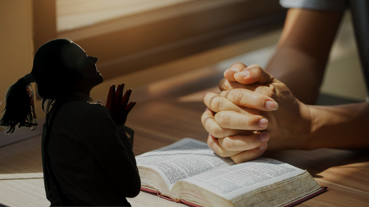 Persona rezando con una biblia. Crédito:Getty images.