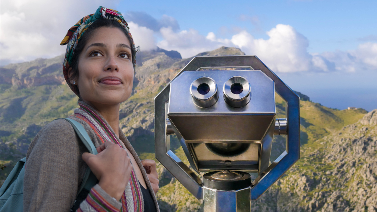 Turista mirando un paisaje. | Crédito: Getty images.