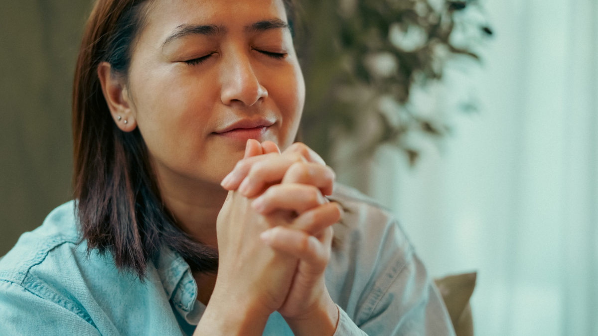 Mujer rezando. | Crédito: Getty images.