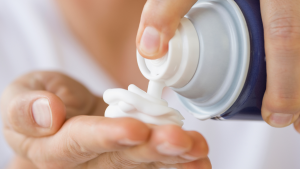 Espuma de afeitar. | Crédito: Getty images.