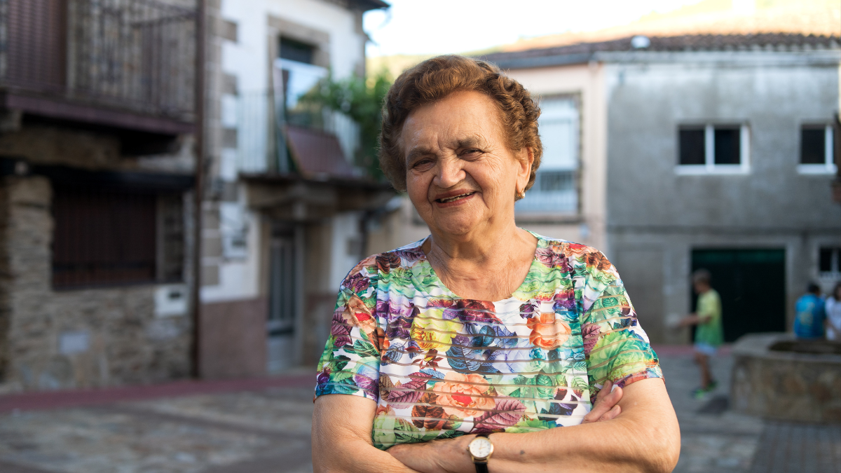 Señora siendo en un pueblo. Crédito: Getty images.