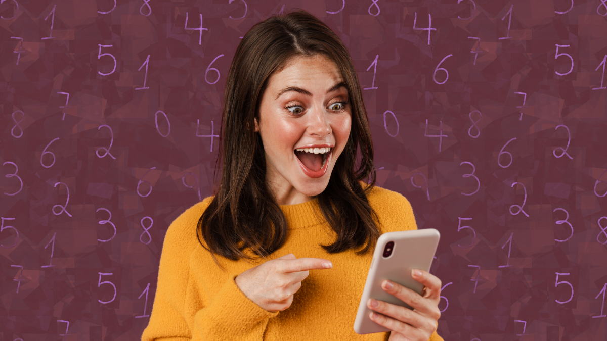 Mujer emocionada viendo la pantalla de su celular. Crédito: Canva