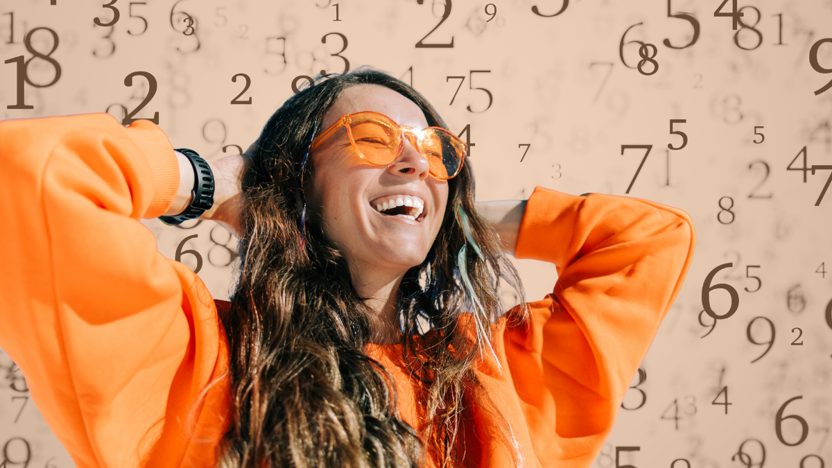 Persona alegre con números de fondo. Crédito: Getty images.