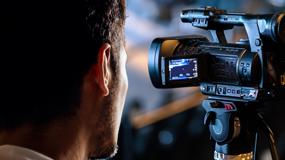 Hombre grabando. Crédito: Getty images.