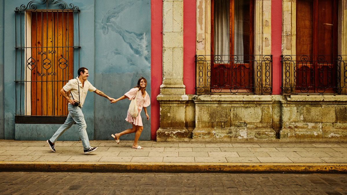 Personas corriendo en el pueblo. Crédito: Getty images.