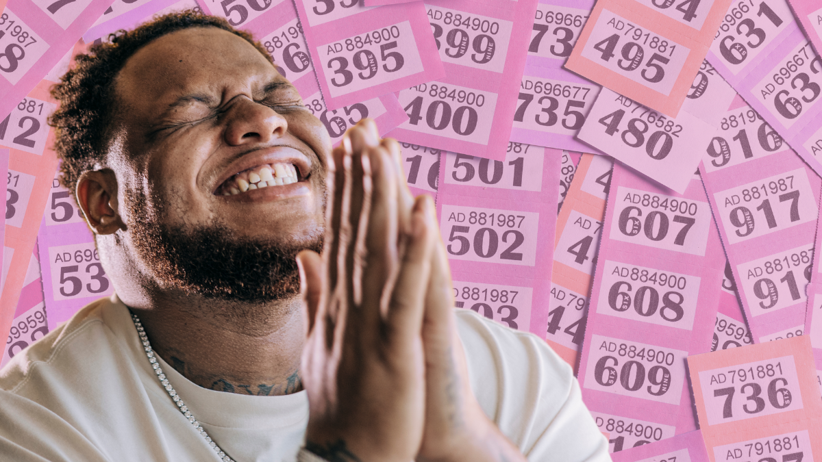 Señor emocionado por los números de la suerte. Crédito: Getty images.