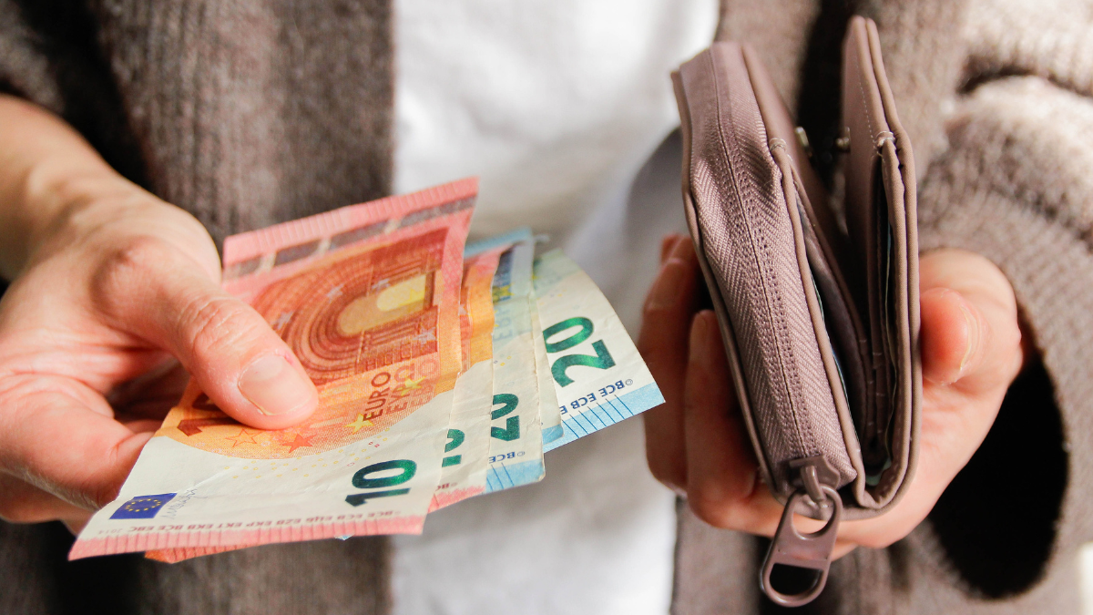 Persona con dinero en las manos. Crédito: Getty images.