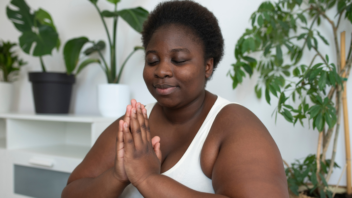 Mujer orando. | Crédito: Getty images.