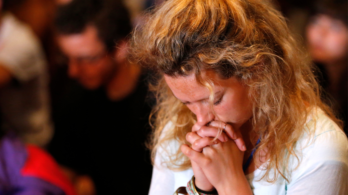 Mujer orando por la familia. | Crédito: Getty images.