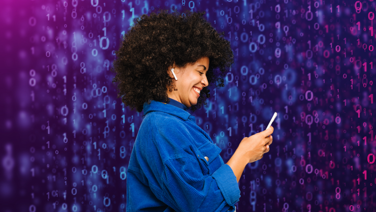 Mujer viendo la pantalla del celular. Crédito Getty images.