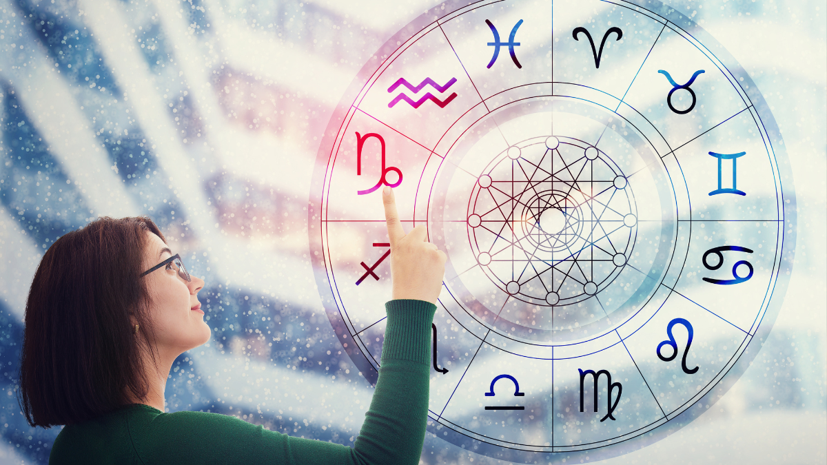 Mujer con los signos. | Crédito: Getty images.