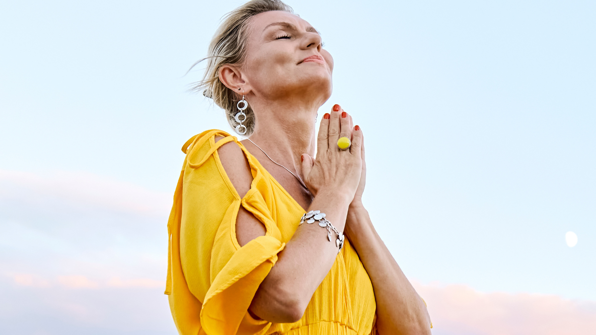 Mujer emocionada rezando. Crédito: Getty images.
