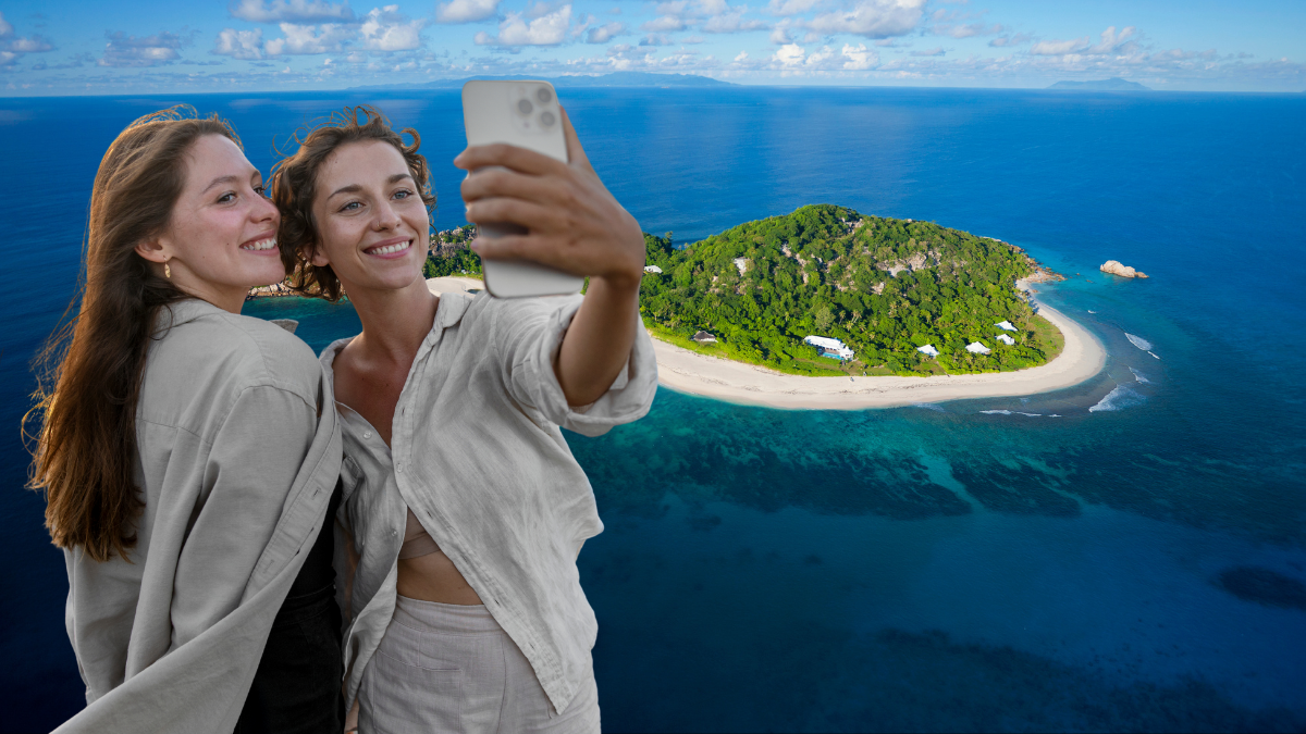 Turistas tomandose una selfie con una isla de fondo.Crédito: Getty Images.