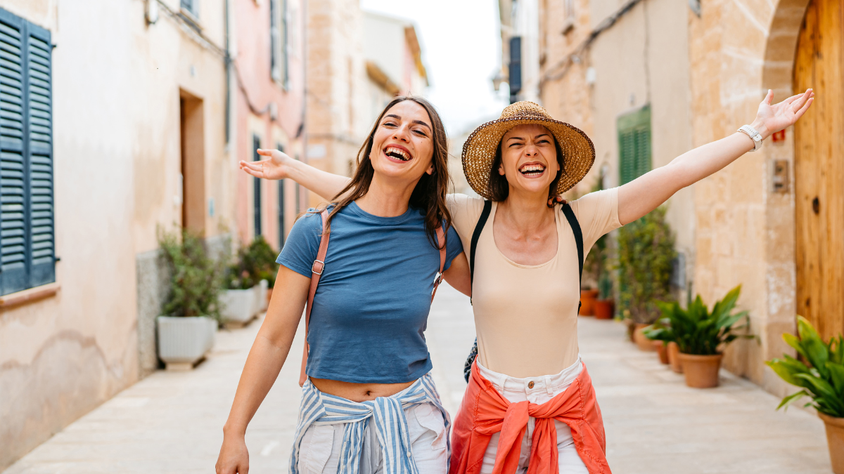 Turistas emocionadas en un pueblo. Crédito: Getty images.
